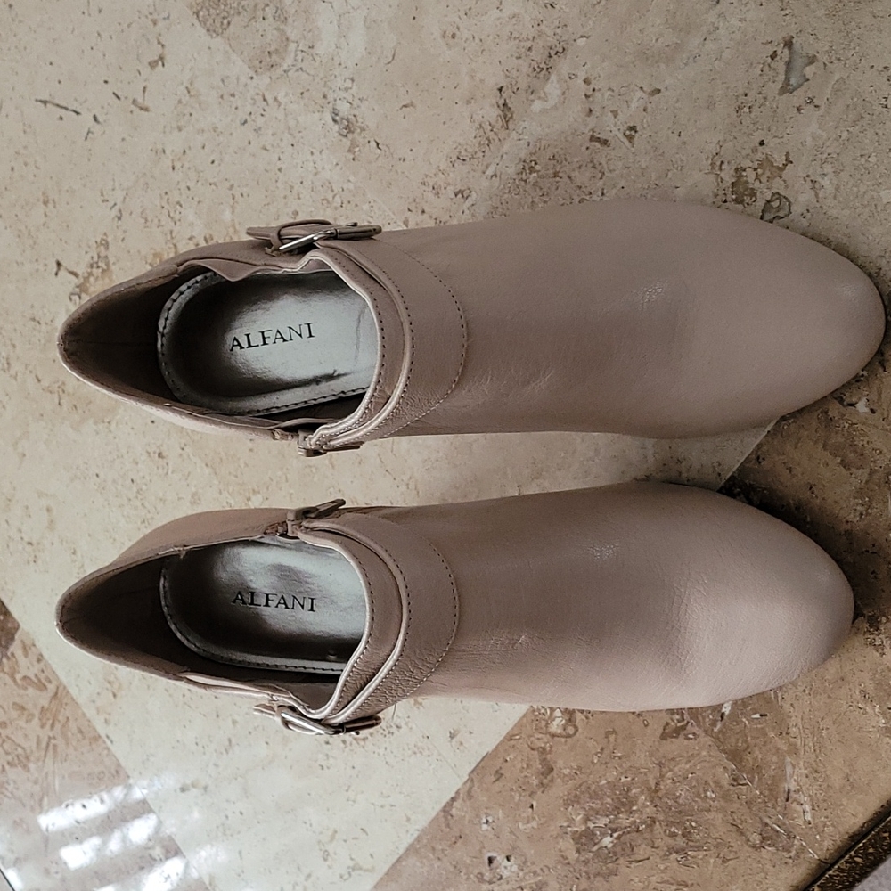 ALFANI "Shirlee" light taupe color leather booties. Size 9.5